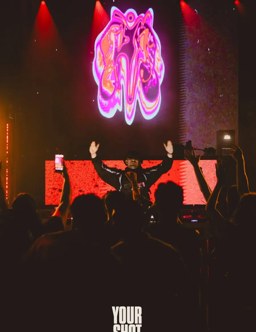 Operator on stage, arms up